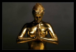 женщина в золоте