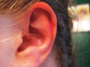 горит ухо